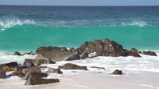 A hullámok hatása a sziklákra vagy a partvonalra 26 — Stock videók
