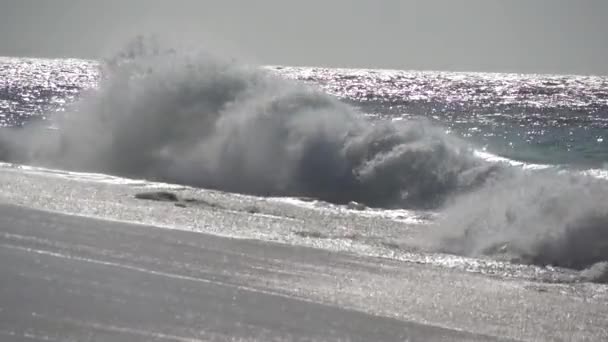 De impact van de golven op de kliffen of de kustlijn 29 — Stockvideo