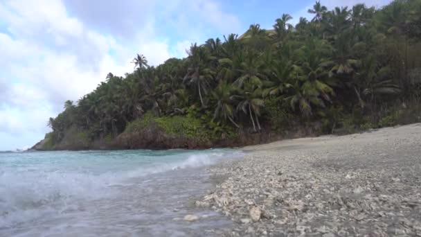 El impacto de las olas en los acantilados o costa 30 — Vídeos de Stock