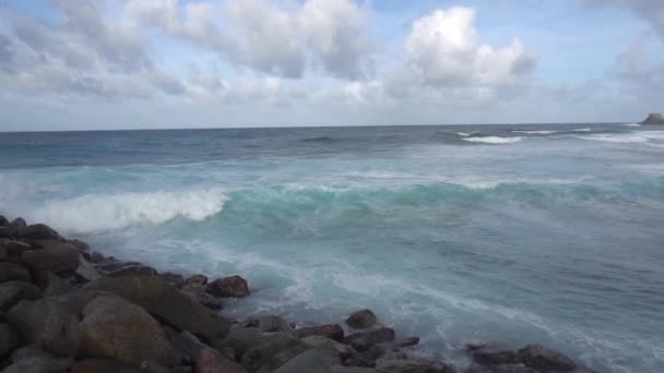 L'impatto delle onde sulle scogliere o sulla costa 31 — Video Stock