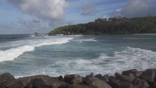 A hatása a hullámok a sziklák vagy partvonal 32 — Stock videók