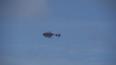 Helikopter gökyüzünde uçar