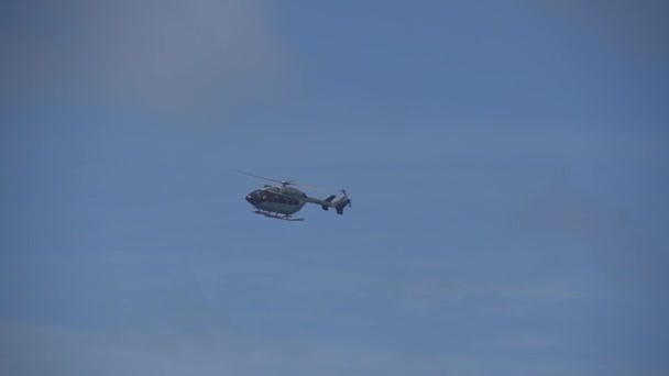 Helikopter leci na niebie — Wideo stockowe