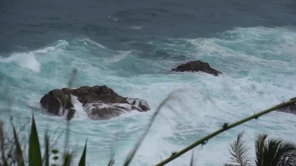 O impacto das ondas nas falésias ou litoral 32 — Vídeo de Stock