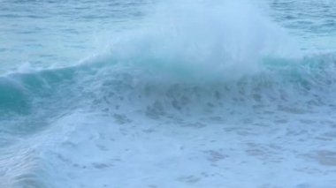 Dalgaların kayalıklar veya kıyı şeridi üzerindeki etkisi