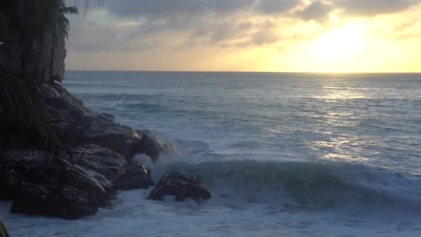 Zapadajícího slunce proti Indickém oceánu v Seychelách 3 — Stock video