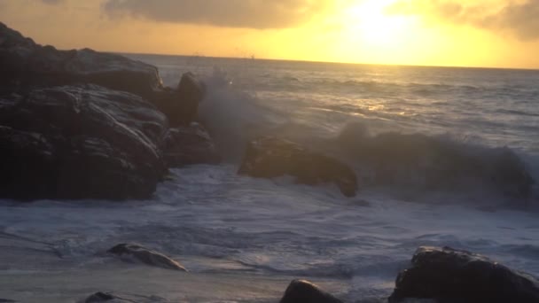 De ondergaande zon tegen de Indische Oceaan in Seychellen 2 — Stockvideo