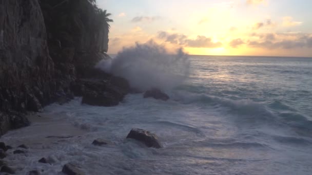 El impacto de las olas en los acantilados o costa 36 — Vídeo de stock