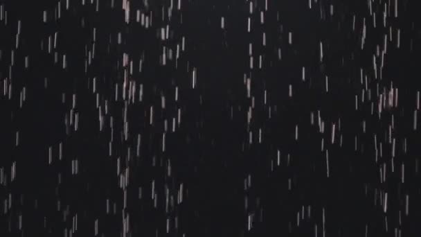 Regentropfen im Dunkeln im Laternenlicht — Stockvideo