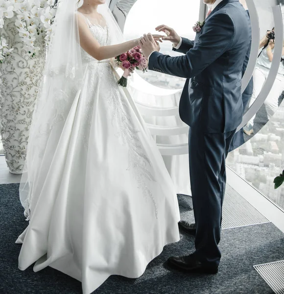 Cerimónia Registo Casamento Casamento Recém Casados Põe Anel Aliança Casamento — Fotografia de Stock