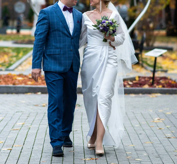Novomanželé Objímají Obejměte Nevěsta Elegantních Šatech Ženicha Obleku Svatební Den — Stock fotografie