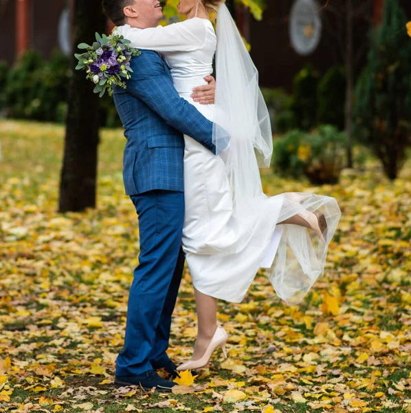 Abrazo Recién Casados Abrázense Novia Vestido Elegante Novio Traje Día —  Fotos de Stock