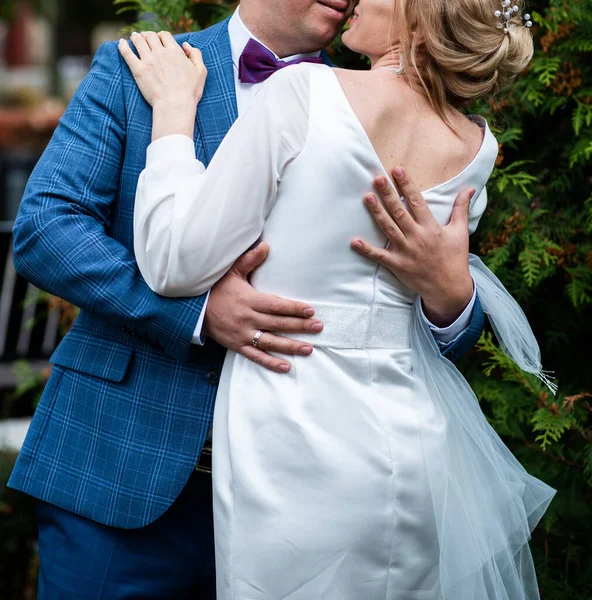 Abrazo Recién Casados Abrázense Novia Vestido Elegante Novio Traje Día —  Fotos de Stock