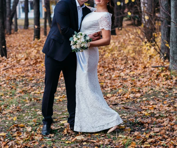 Abrazo Recién Casados Abrázense Novia Vestido Elegante Novio Traje Día —  Fotos de Stock