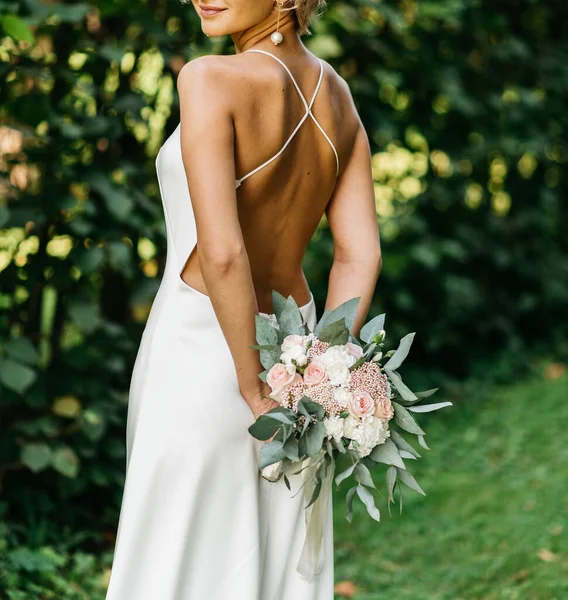 Novia Elegante Vestido Blanco Con Una Espalda Abierta Levanta Con —  Fotos de Stock