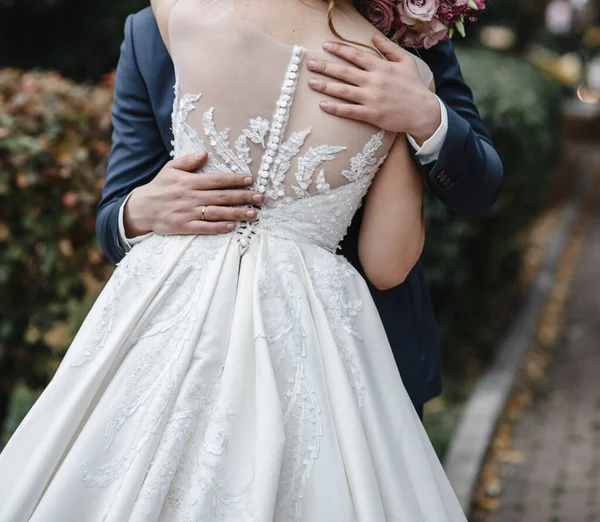 Novomanželé Objímají Obejměte Nevěsta Elegantních Šatech Ženicha Obleku Svatební Den — Stock fotografie