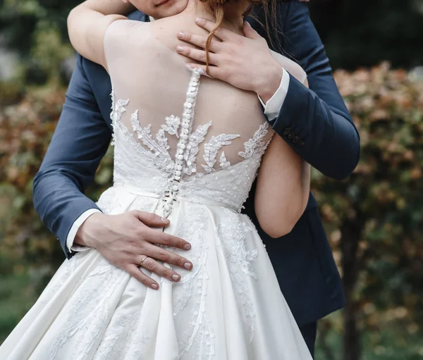 Abrazo Recién Casados Abrázense Novia Vestido Elegante Novio Traje Día —  Fotos de Stock