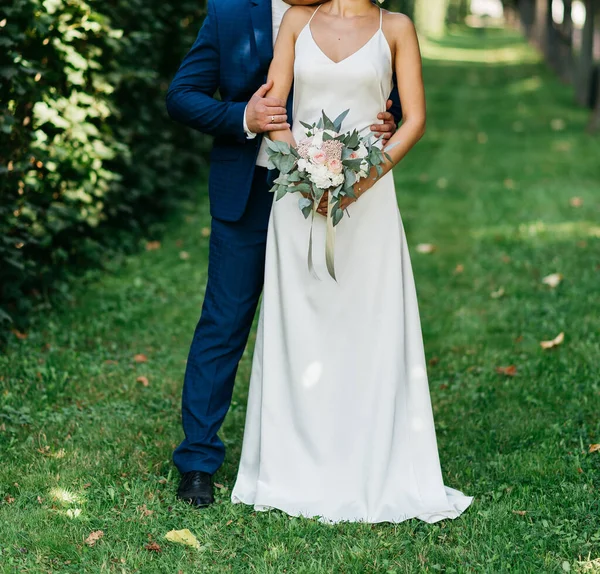 Abrazo Recién Casados Abrázense Novia Vestido Elegante Novio Traje Día —  Fotos de Stock