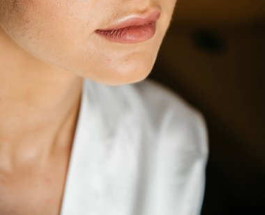 Gelinin dudakları yakın plan. Gelin masrafları, gelin makyajı, ruj, ruj.