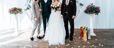 Düğündeki konuklar yeni evlilerin hediye vermesini kutluyor. Evlilik seremonisinin çıkış kaydı. 