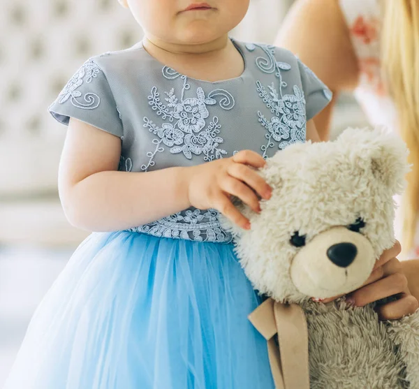 Liten flicka i en blå magnifik prinsessa klänning. Födelsedag är ett år. barnet lär sig att gå. studio fotosession — Stockfoto