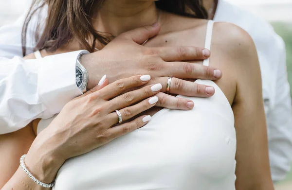 Jóvenes con las manos retorcidas en las que los anillos de compromiso de boda en oro blanco con diamantes. boda ceremonia matrimonio —  Fotos de Stock