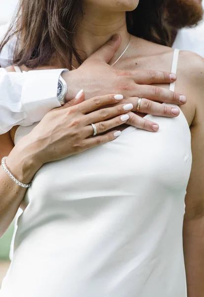 Jóvenes con las manos retorcidas en las que los anillos de compromiso de boda en oro blanco con diamantes. boda ceremonia matrimonio —  Fotos de Stock