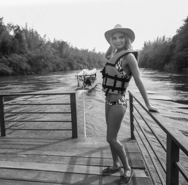 Mladá blondýna v záchranné vestě a plavkách. vodní dovolená dovolená na řece rybník říční bezpečnost — Stock fotografie