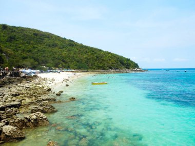 Okyanus kıyısında turkuaz suyu olan bir sahil yaz tatili, deniz tatili, Tayland 'da bronz bir ada.