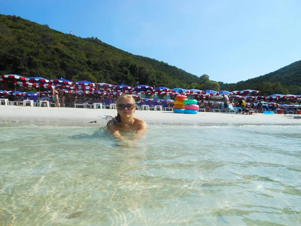 Jonge gebruinde slanke vrouw in een badpak ligt op het strand. de oceaan achter, Thailand, zonnebaden, vakantie — Stockfoto