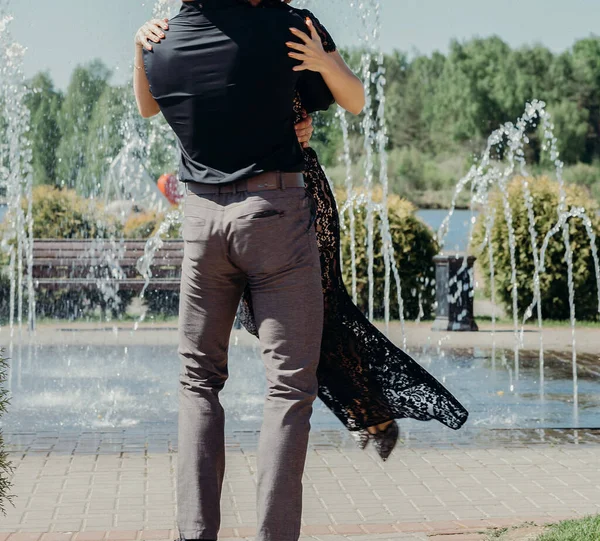 Joven pareja mujer en un largo elegante encaje vestido negro hombre en pantalones y camisa. historia de amor al aire libre, ternura, abrazos —  Fotos de Stock
