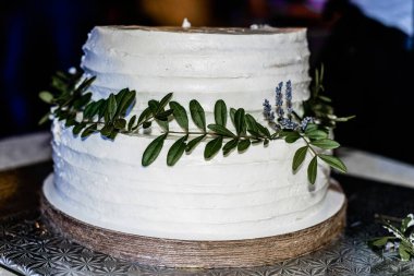 Düğün pastası, el yapımı şekerler, yeşil bir çimen filizi ile süslenmiş beyaz pasta. Düğün günü., 