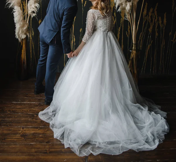 Mladá štíhlá nevěsta v dlouhých bílých elegantních svatebních šatech. Obřad líbánek — Stock fotografie