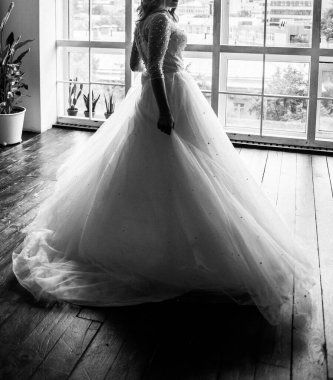 Uzun, zarif bir gelinlik içinde genç, narin bir gelin. balayı töreni