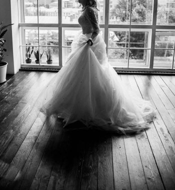 Uzun, zarif bir gelinlik içinde genç, narin bir gelin. balayı töreni