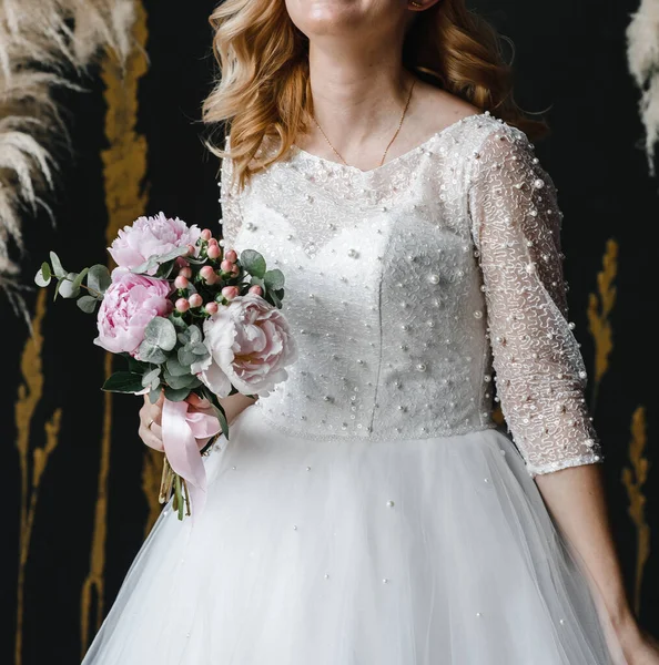 Joven novia esbelta en un vestido de novia elegante blanco largo. ceremonia de luna de miel —  Fotos de Stock