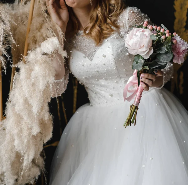 Юная стройная невеста в длинном белом элегантном свадебном платье. церемония медового месяца — стоковое фото