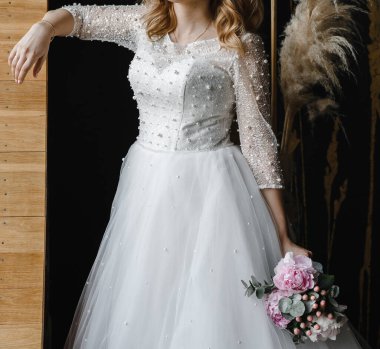 Uzun, zarif bir gelinlik içinde genç, narin bir gelin. balayı töreni