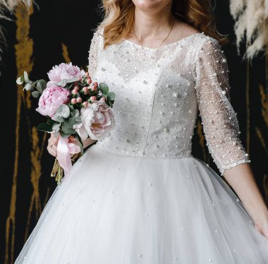 Uzun, zarif bir gelinlik içinde genç, narin bir gelin. balayı töreni