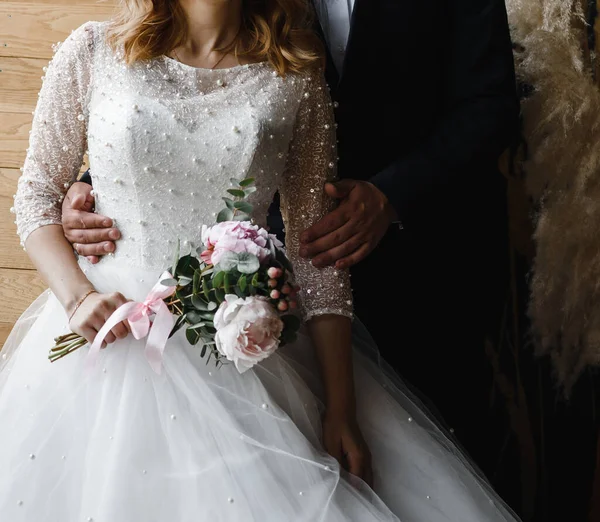 Joven novia esbelta en un vestido de novia elegante blanco largo. ceremonia de luna de miel —  Fotos de Stock