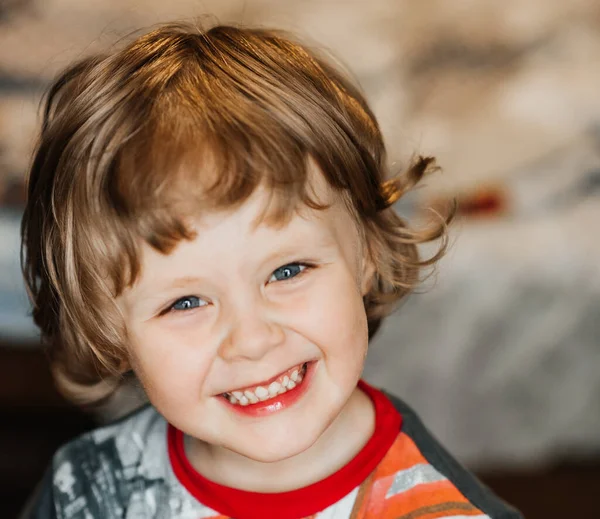 Menino atraente de três anos sorrindo com dentes com olhar para a câmera, alegria. infância feliz de criança e filho — Fotografia de Stock