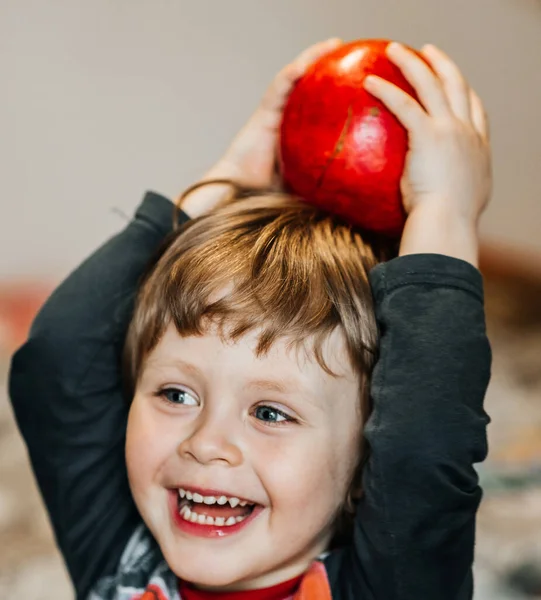 Menino atraente de três anos sorrindo com dentes com olhar para a câmera, alegria. infância feliz de criança e filho — Fotografia de Stock