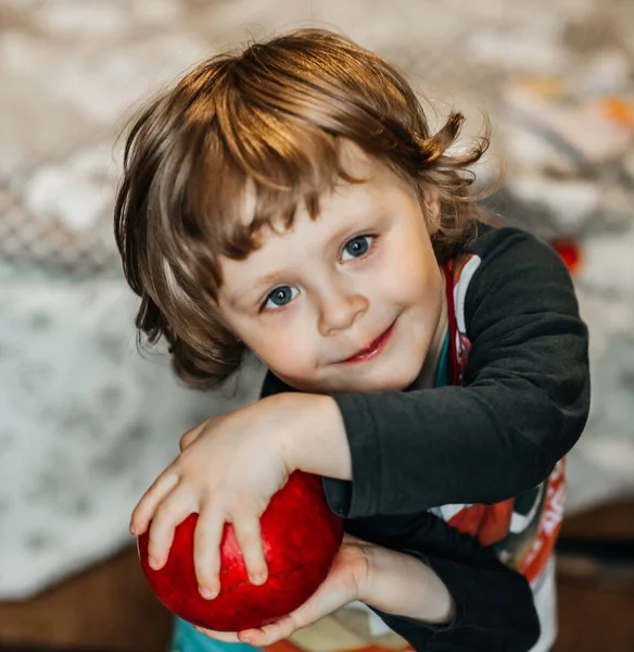 Menino atraente de três anos sorrindo com dentes com olhar para a câmera, alegria. infância feliz de criança e filho — Fotografia de Stock