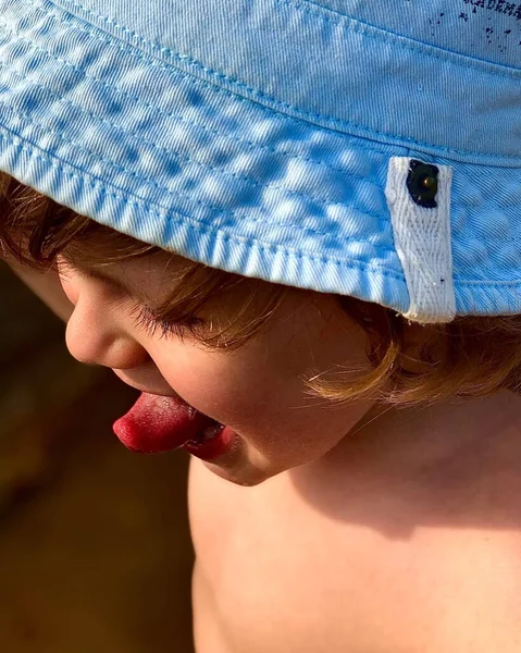 Attraktiv pojke på tre år ler med tänder med tittar på kameran, glädje. lycklig barndom för barn och son — Stockfoto