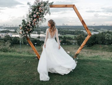 Uzun, zarif bir gelinlik içinde genç, narin bir gelin. balayı töreni