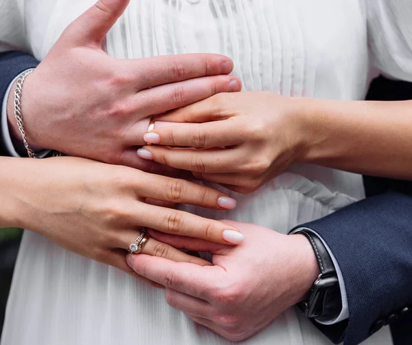 Jovens com mãos torcidas em que anéis de noivado de casamento em ouro branco com diamantes. casamento cerimônia casamento — Fotografia de Stock