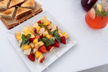 Yemek servisi bir etkinlik, düğün ya da yıldönümü, kurumsal parti ya da toplantı için masada.