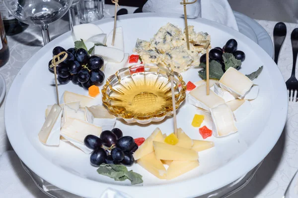 Guloseimas de catering na mesa para um evento aniversário, casamento ou aniversário, festa corporativa ou reunião — Fotografia de Stock