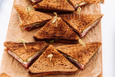 Yemek servisi bir etkinlik, düğün ya da yıldönümü, kurumsal parti ya da toplantı için masada.