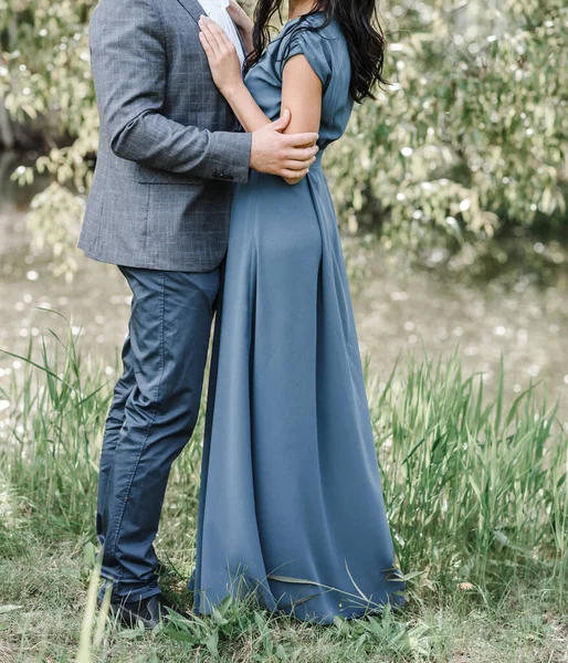 Joven pareja mujer en un largo elegante encaje vestido negro hombre en pantalones y camisa. historia de amor al aire libre, ternura, abrazos —  Fotos de Stock